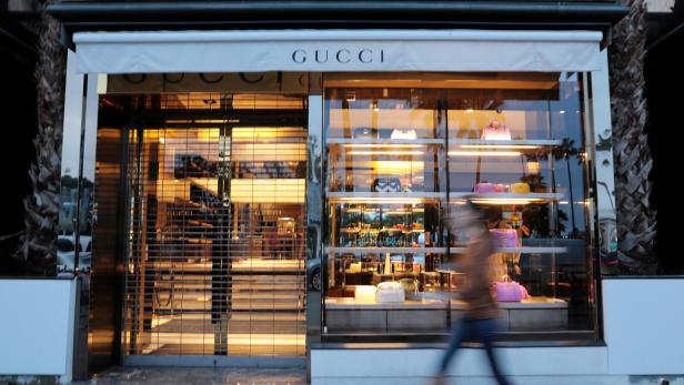 In zehn Gucci-Shops ist die neue Mode von Demna Gvasalia erhältlich.