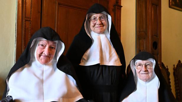 Drei ältere Nonnen schauen in die Kamera.