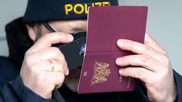 Polizist kontrolliert Reisepass