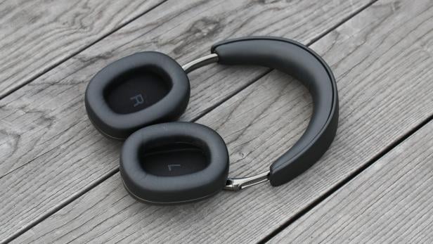 Ein Bowers & Wilkins PX8 S2 Kopfhörer liegt auf einem Holztisch.