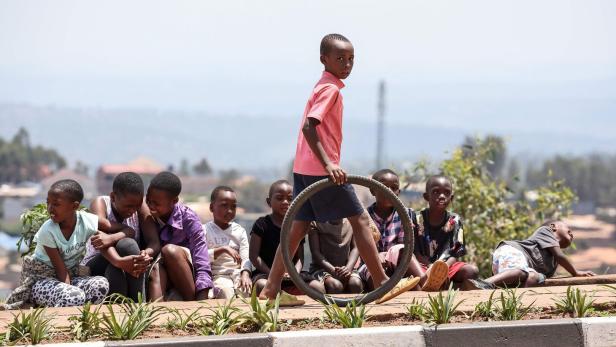 Ein Bub in Ruanda mit einem Fahrrad-Reifen.