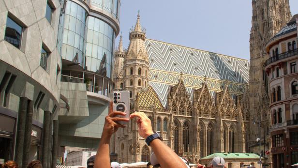 Touristen in Wien zücken ihre Handys