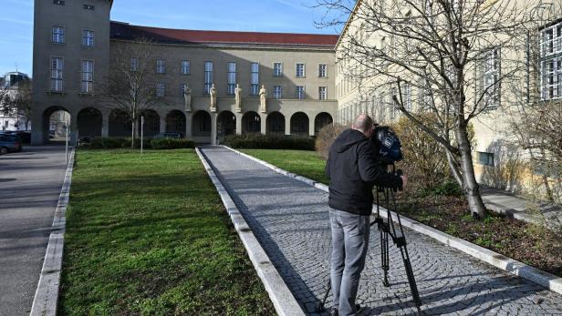 Landesgericht Krems von außen, davor ein Kameramann