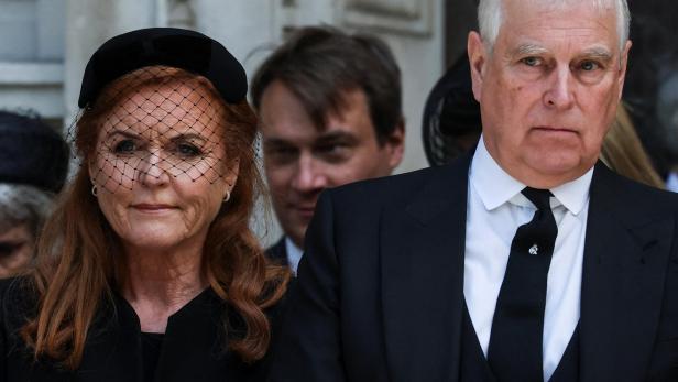 Sarah Ferguson und Prinz Andrew Sarah Ferguson und Prinz Andrew in Trauerkleidung, Sarah mit Schleier, stehen nebeneinander.