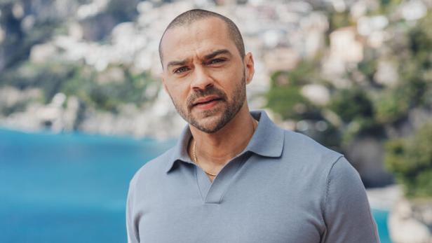 Jesse Williams vor der Kulisse der Amalfiküste.