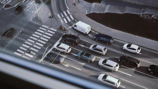 Die beiden Brüder sollen von einem Mann verfolgt worden sein, danach wurden sie in einen Autounfall verwickelt. Autos auf vierspurigen Straße