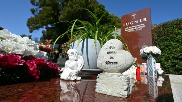 Das Grab von Richard Lugner befindet sich auf einem Friedhof in Grinzing.