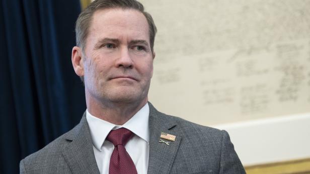 US President Trump signs executive orders in the Oval Office Michael Waltz, der US-Botschafter bei den Vereinten Nationen