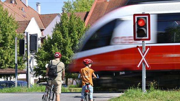 ++ THEMENBILD ++ ÖBB / BAHN / ZUG / EISENBAHN / VERKEHR / ÖFFENTLICHE VERKEHRSMITTEL
