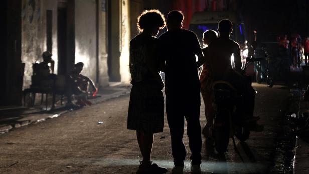 Cubans endure widespread blackout in Havana