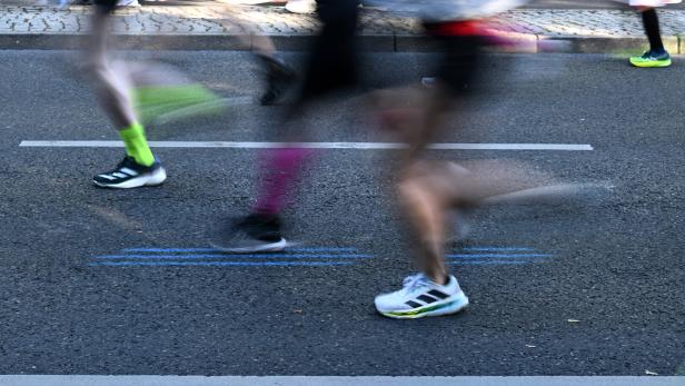 Beine von Läufern bei Marathon