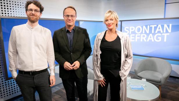Drei Personen (v.l.: Jan Maly, Markus Hengstschläger und Nina Hoppe) stehen nebeneinander in einem Fernsehstudio vor einem blauen Hintergrund mit der Aufschrift 'SPONTAN GEFRAGT'