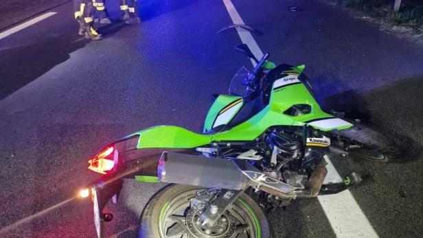 Einsatzkräfte und ein beschädigtes Motorrad auf der gesperrten A2 bei Leobersdorf nach dem tödlichen Unfall mit Fahrerflucht.