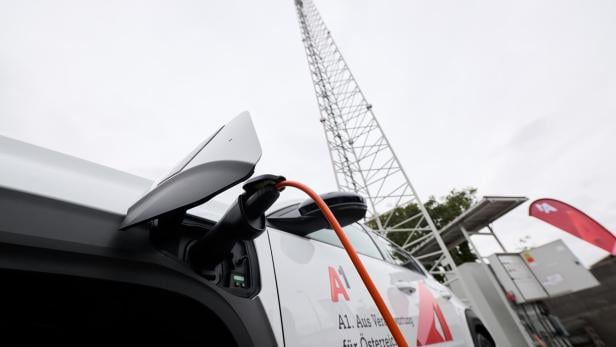 Zu sehen ist ein Elektroauto von Renault das eine Basisstation von A1 mit Energie versorgt