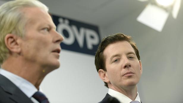 ÖVP-Parteichef Reinhold Mitterlehner (l.) und der Generalsekretär Peter McDonald