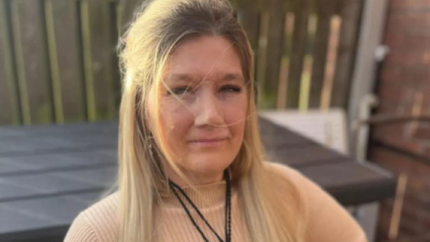 46-jährige blonde Frau mit künstlicher Nase