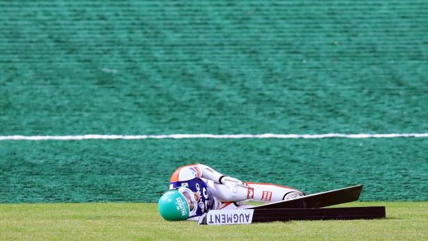 Eva Pinkelnig stürzte beim Sommer-Grand-Prix auf den neuen Olympiaschanzen in Predazzo und zog sich einen Kreuzbandriss zu