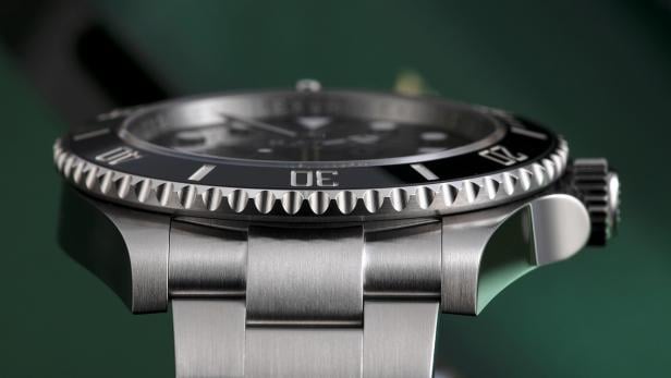 Auf dem Bild ist ein Ziffernblatt einer silbernen Uhr abgebildet.