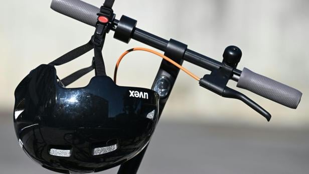 ++ THEMENBILD ++ E-SCOOTER / E-FAHRZEUG / HELMPFLICHT / VERKEHR / VERKEHRSSICHERHEIT