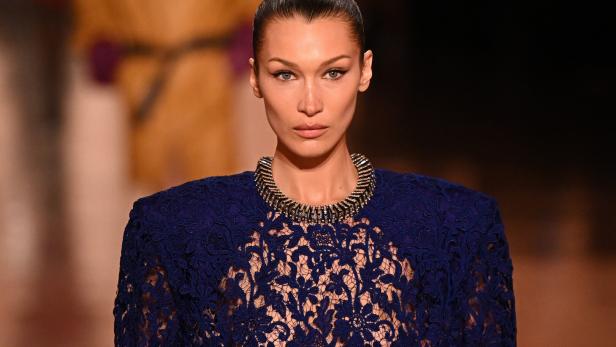 Bella Hadid auf dem Laufsteg der Saint Laurent Show während der Paris Fashion Week Herbst/Winter 2025-2026.