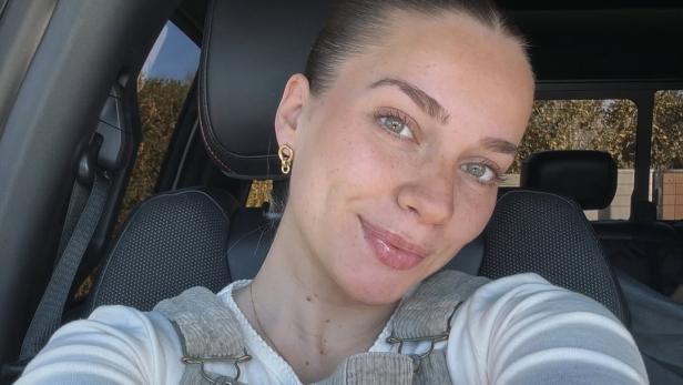 Emilie Kiser posiert im Auto für ein Selfie.