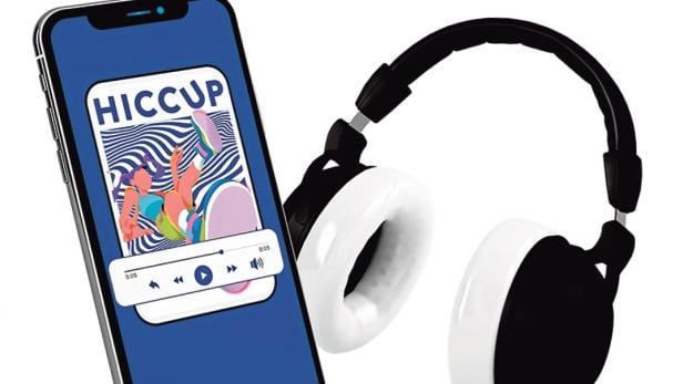 Hiccup Podcast-App-Logo auf einem Smartphone-Bildschirm, umgeben von Kopfhörern und Notizen.
