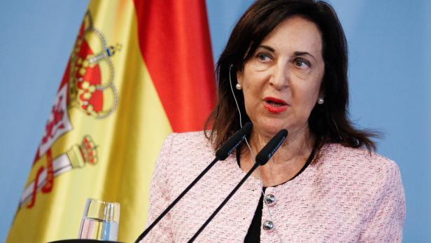 An Bord habe sich unter anderem Spaniens Verteidigungsministerin Margarita Robles befunden.