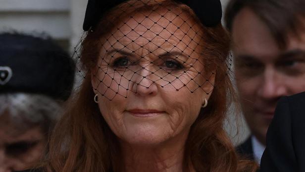 Sarah Ferguson trägt einen schwarzen Hut mit Schleier.