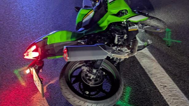 Das Motorrad des verunglückten 20-Jährigen auf der A2