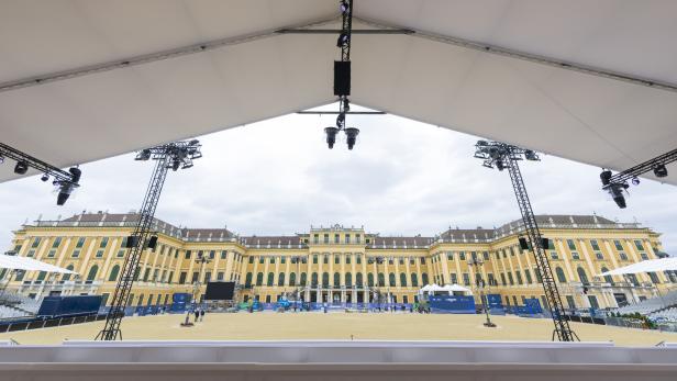 Vorbereitungen für das Springreitturnier