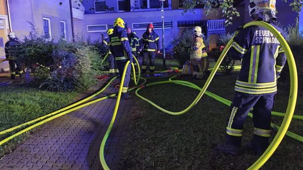 Der Löscheinsatz der Feuerwehr bei dem Brand in Fischamend