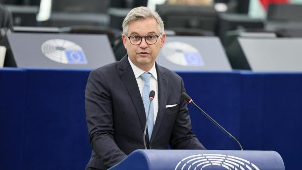 European Parliament session in Strasbourg Magnus Brunner spricht am Rednerpult mit EU-Logo.