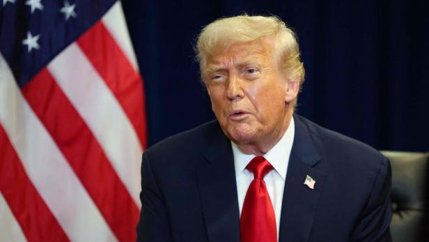 Donald Trump vor US-Flagge