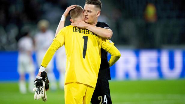 Pechvogel: Sturms dänischer Goalie Christensen musste von Lavalee getröstet werden. 