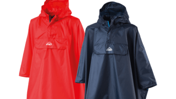 Ein roter und ein schwarzer Regenponcho
