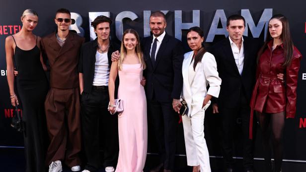 David Beckham und Victoria Beckham posieren mit ihren Kindern und deren Partnern.