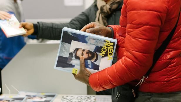 Mann hält Zeitschriften in den Händen