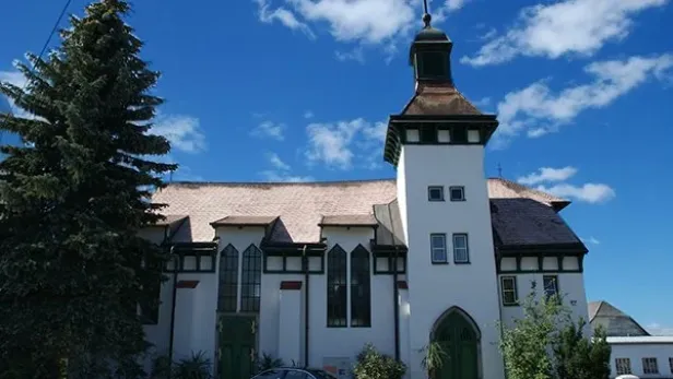 Eine Außenaufnahme der weißen Versöhnungskirche Heidenreichstein an einem sonnigen Tag.