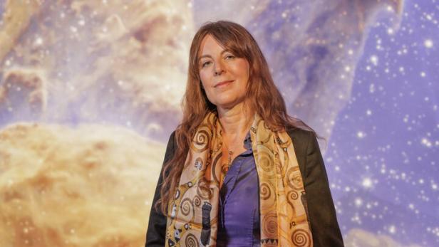 Lisa Kaltenegger vor einem Universum-Hintergrund