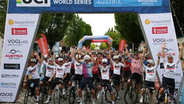 Radfahrer am Start beim Neusiedler Radmarathon
