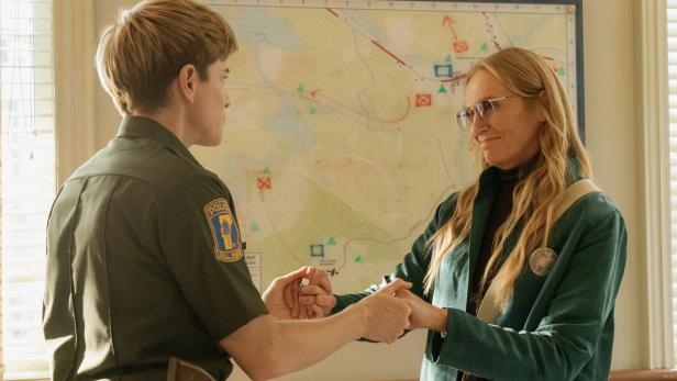 Mae Martin und Toni Collette in "Wayward"