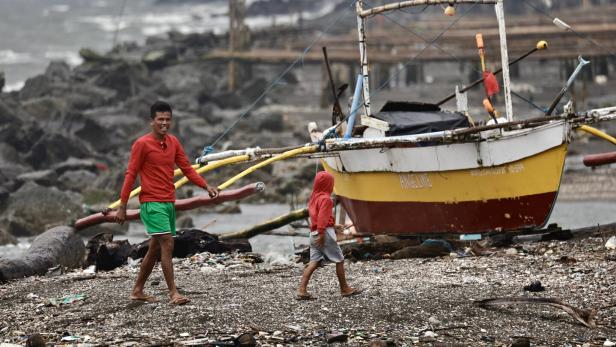 Severe Tropical Storm Bualoi approaches the Philippines