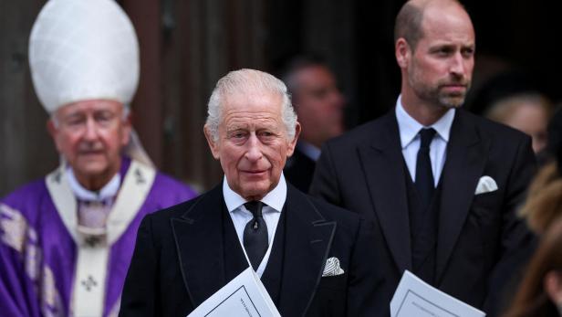König Charles III. und Prinz William mit einem Geistlichen vor der Westminster Abbey.