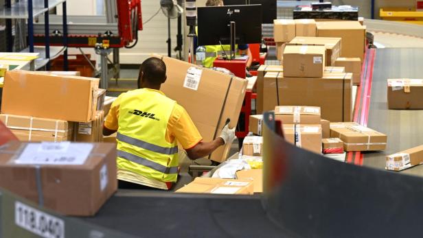 Teurer Paket-Versand: DHL Express erhöht Preise in Österreich