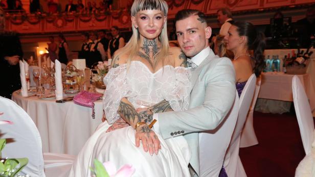 Eric im Anzug und Edith Stehfest in weißem Kleid auf dem Semper Opera Ball.