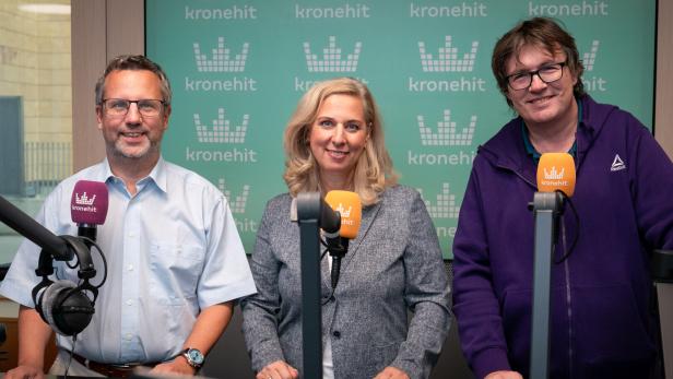 3 Personen in einem Podcast-Studio: Robert Kleedorfer, KURIER-Ressortleiter Wirtschaft, RCM-Expertin Daniela Uhlik-Kliemstein, Rüdiger Landgraf, kronehit-Programmchef (v. li.).