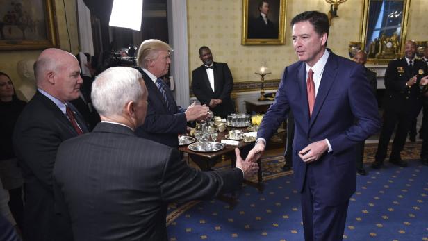 Comey (r.) 2017 im Weißen Haus, im Hintergrund Trump.