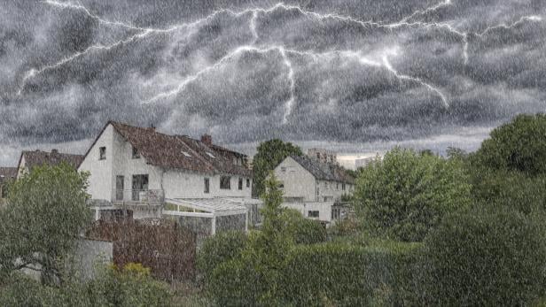 Haus im Grünen, in einem starken Gewitter mit Blitz und Starkregen