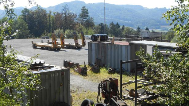 auf dem Bild befinden sich illegal errichtete Bauten bei einem Erdbauunternehmen in Grossklein
