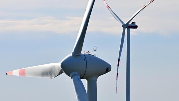 Zwei Windräder nahe Bruck an der Leitha.